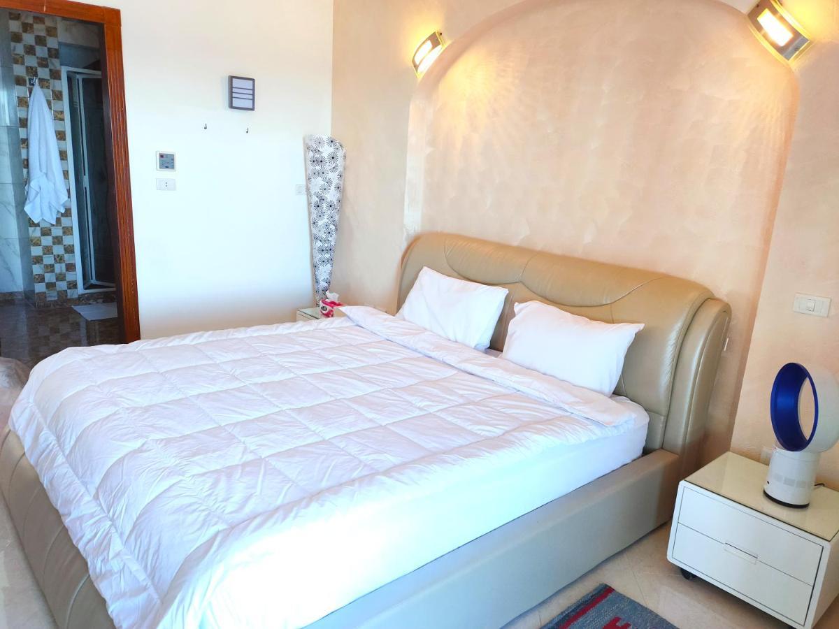 Vila Luxury Seafront Pool - 3 Stories & Roof Floor - Master Bedrooms *