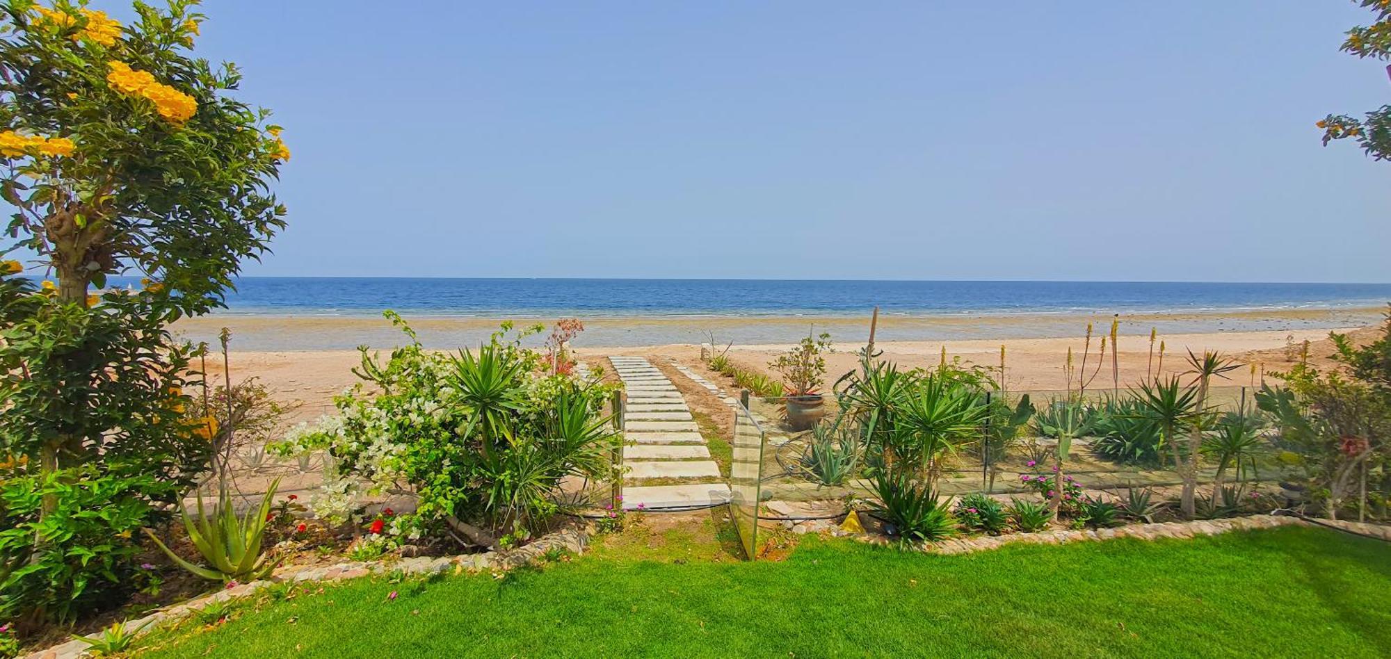 Luxury Seafront Pool - 3 Stories & Roof Floor - Master Bedrooms Vila Hurghada